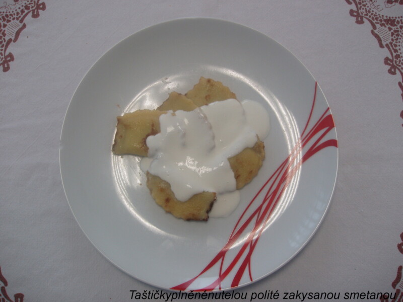 Taštičkyplněnénutelou polité zakysanou smetanou